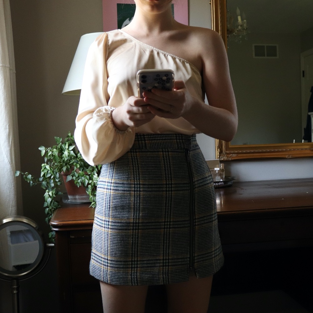 SILKY IVORY ASYMMETRICAL SLEEVE BODYSUIT